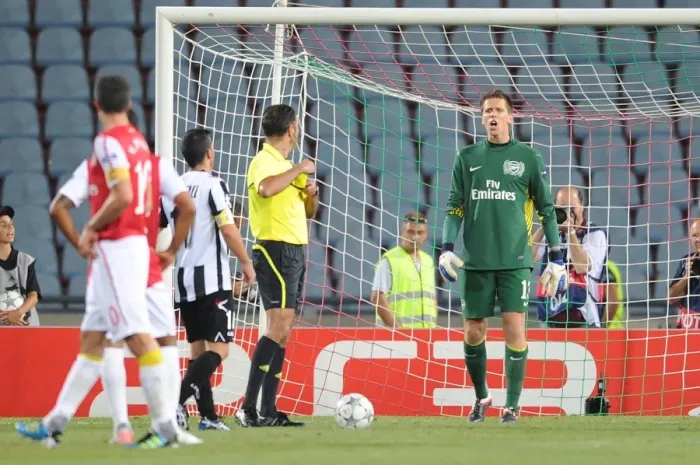 Framed Print : Arsenal's Szczesny Taunts Di Natale During Udinese Penalty in 2011 Champions League Clash Framed Print : Arsenal's Szczesny Taunts Di Natale During Udinese Penalty in 2011 Champions League Clash