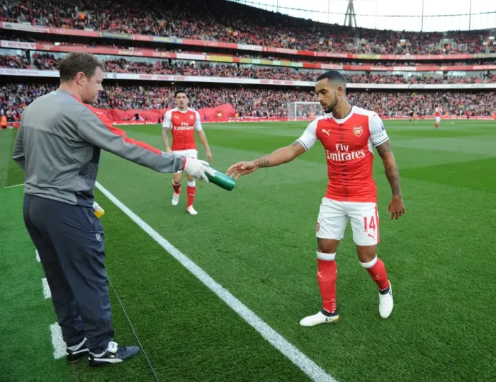 Framed Print : Arsenal's Theo Walcott Hydrates with Physio Colin Lewin Before Arsenal v Swansea City (2016-17) Framed Print : Arsenal's Theo Walcott Hydrates with Physio Colin Lewin Before Arsenal v Swansea City (2016-17)