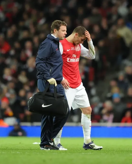 Framed Print : Arsenal's Thomas Vermaelen Carried Off Injured Against Everton (2011-12) Framed Print : Arsenal's Thomas Vermaelen Carried Off Injured Against Everton (2011-12)