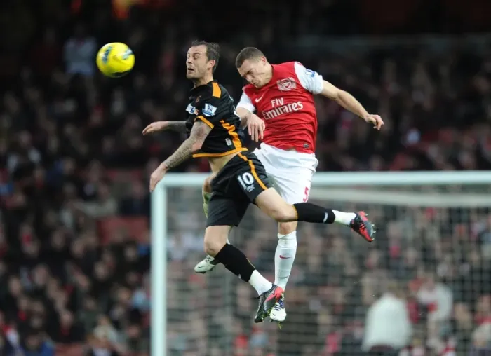 Framed Print : Arsenal's Thomas Vermaelen Heads Ball Away from Steven Fletcher (2011-2012) Framed Print : Arsenal's Thomas Vermaelen Heads Ball Away from Steven Fletcher (2011-2012)
