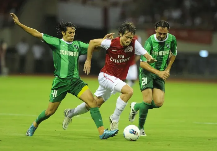 Framed Print : Arsenal's Tomas Rosicky Faces Off Against Hangzhou Greentown's Pezzolano and Vazquez Framed Print : Arsenal's Tomas Rosicky Faces Off Against Hangzhou Greentown's Pezzolano and Vazquez