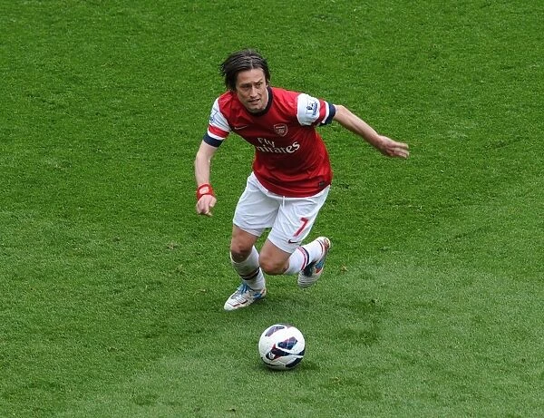 Arsenal's Tomas Rosicky Fights for Victory Against Manchester United (2013)