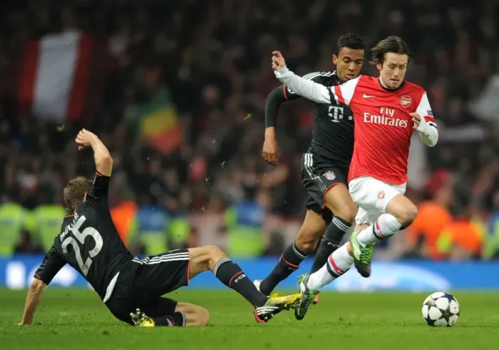 Framed Print : Arsenal's Tomas Rosicky Outmaneuvers Bayern's Gustavo and Muller in Champions League Showdown