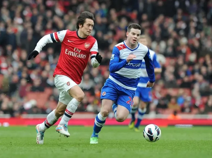 Framed Print : Arsenal's Tomas Rosicky Outmaneuvers Reading's Danny Guthrie during the Premier League Match