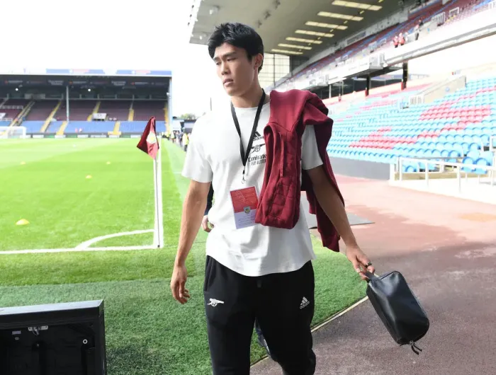 Framed Print : Arsenal's Tomiyasu Arrives at Turf Moor Ahead of Burnley Clash - Premier League 2021-22