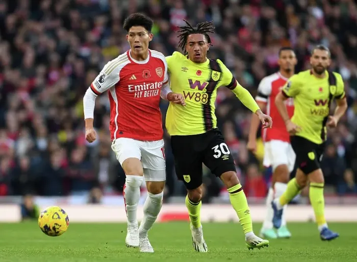Framed Print : Arsenal's Tomiyasu Fends Off Burnley's Pressure in Premier League Clash