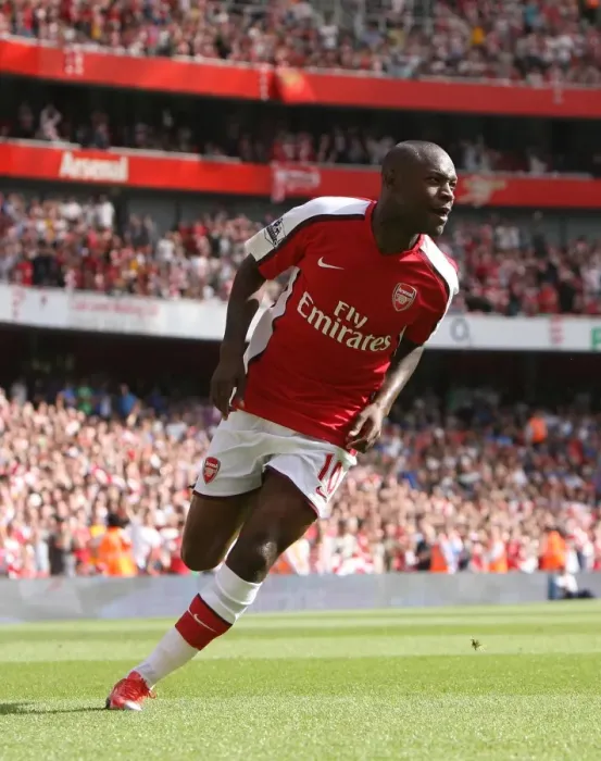 Framed Print : Arsenal's Triumph: William Gallas Scores the Decisive Goal in Arsenal's 4-1 Victory over Portsmouth (Emirates Stadium, 22 / 8 / 09)