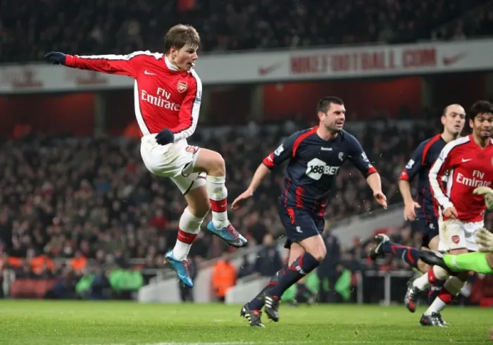 Framed Print : Arsenal's Triumph: 4-2 Victory Over Bolton Wanderers in Barclays Premier League (2010)