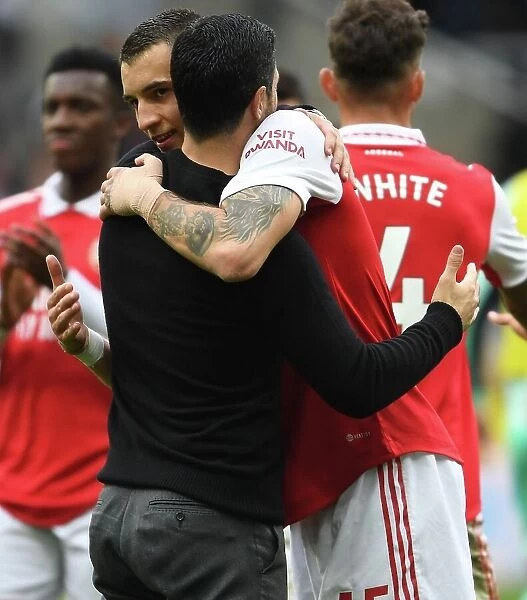 Arsenal's Triumph at Newcastle: Arteta and Kiwior Celebrate