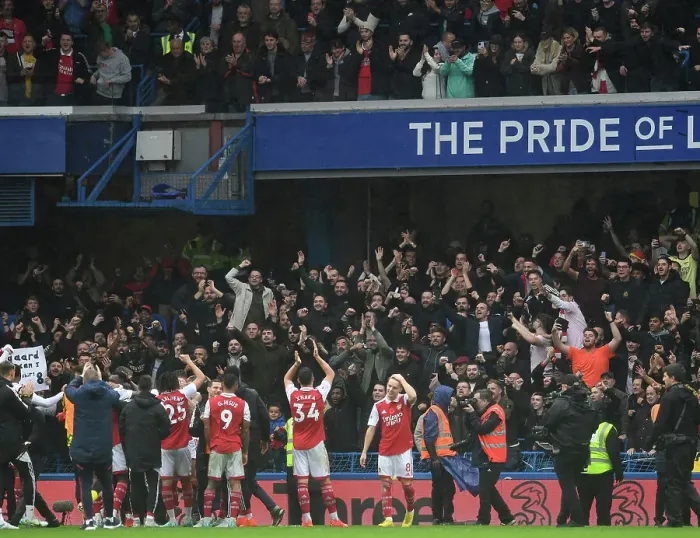 Framed Print : Arsenal's Triumph at Stamford Bridge: Clashing Colors in the Premier League