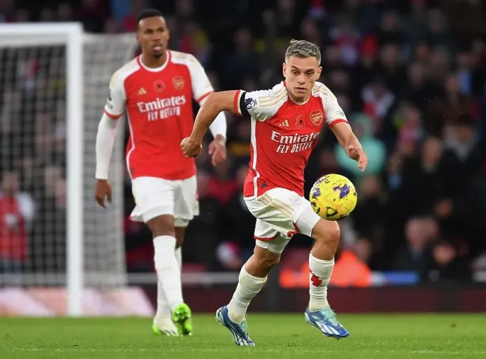 Framed Print : Arsenal's Trossard Outruns Burnley Defenders: Thrilling Premier League Clash (2023-24) Framed Print : Arsenal's Trossard Outruns Burnley Defenders: Thrilling Premier League Clash (2023-24)