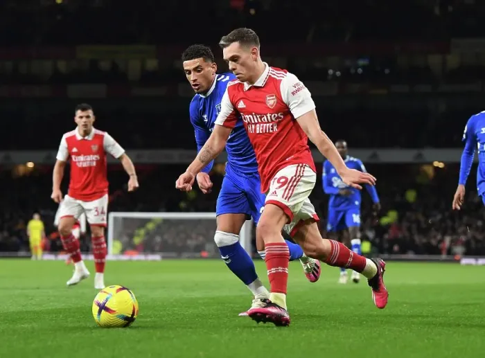 Framed Print : Arsenal's Trossard Outsmarts Everton's Godfrey: Thrilling Premier League Showdown Framed Print : Arsenal's Trossard Outsmarts Everton's Godfrey: Thrilling Premier League Showdown