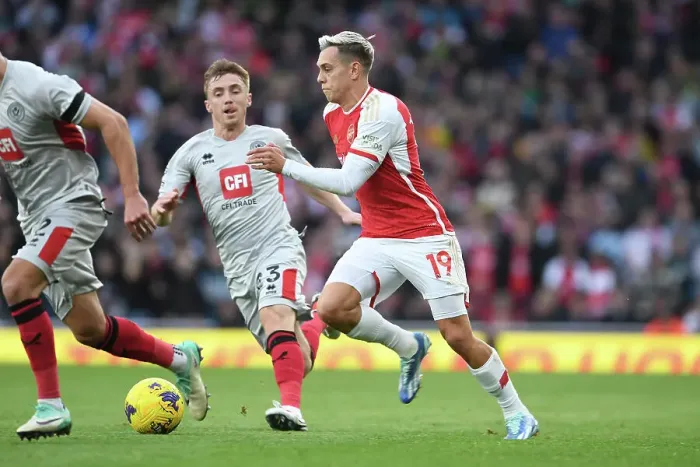 Framed Print : Arsenal's Trossard Sprints Past Sheffield United Defenders in 2023-24 Premier League Clash