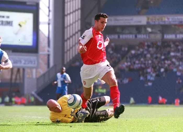 Framed Print : Arsenal's Unforgettable Striker: Robin van Persie