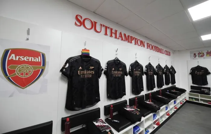 Framed Print : Arsenal's Unified Focus: Pre-Match Huddle Ahead of Southampton Clash, Premier League 2022-23