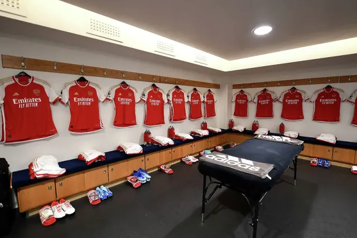 Framed Print : Arsenal's Unified Focus: Pre-Match Huddle Against Chelsea, Premier League 2023-24
