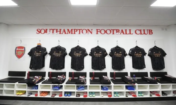 Framed Print : Arsenal's Unified Focus: Pre-Match Huddle before Southampton Clash, Premier League 2022-23