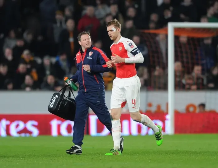 Framed Print : Arsenal's Unwavering Duo: Per Mertesacker and Colin Lewin during the FA Cup Fifth Round Replay vs Hull City