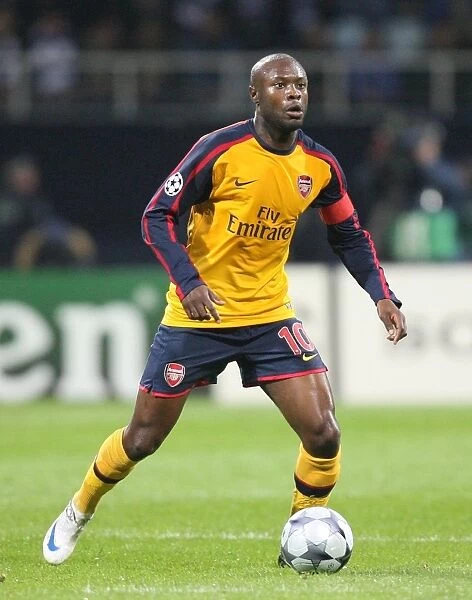 Arsenal's Unyielding Battle: 1-1 Stalemate Against Dynamo Kiev in Champions League Group G, William Gallas Leadership