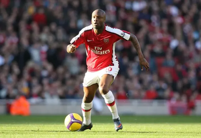 Framed Print : Arsenal's Unyielding Defender: William Gallas in the 0-0 Battle Against Sunderland, 2009