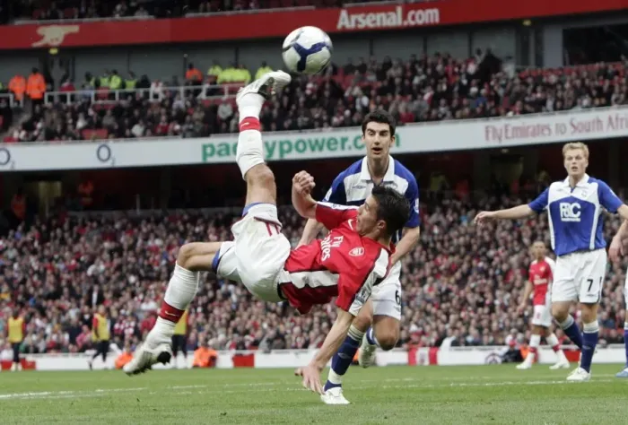 Framed Print : Arsenal's Van Persie Scores Twice in 3:1 Victory over Birmingham