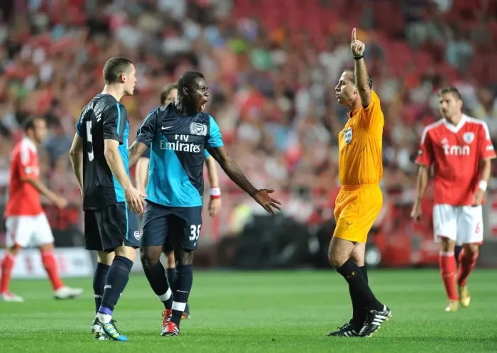 Framed Print : Arsenal's Vermaelen and Frimpong Clash with Referee Gomes in Benfica Friendly Framed Print : Arsenal's Vermaelen and Frimpong Clash with Referee Gomes in Benfica Friendly