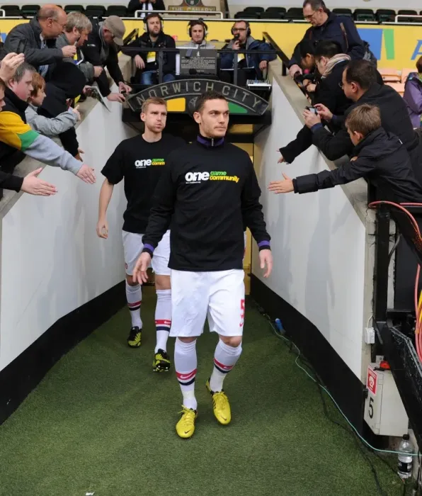 Framed Print : Arsenal's Vermaelen and Mertesacker Before Norwich Clash (2012-13) Framed Print : Arsenal's Vermaelen and Mertesacker Before Norwich Clash (2012-13)