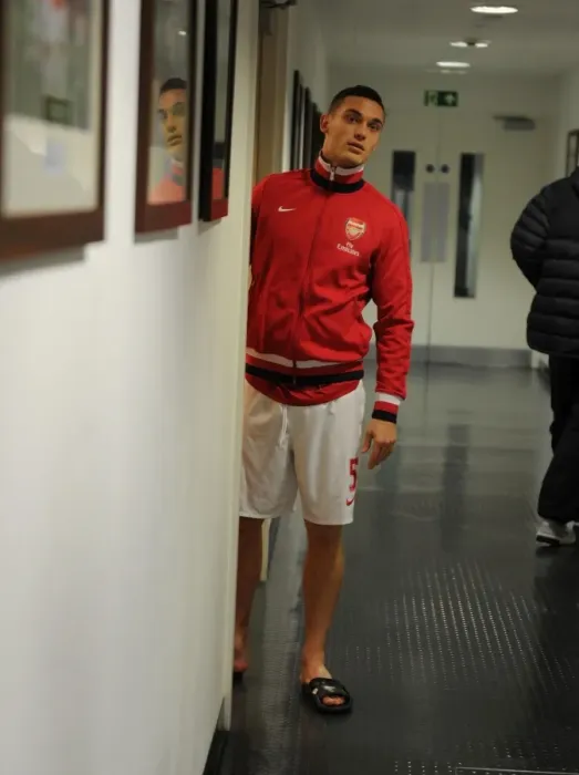 Framed Print : Arsenal's Vermaelen Ready for Arsenal vs. Fulham Clash (2012-13 Premier League)