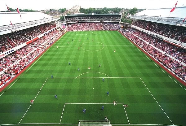 Arsenal's Victory: Arsenal Stadium Glows in the F.A. Barclaycard Premiership Match Against Birmingham City (18 / 8 / 2002)