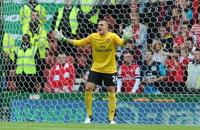 Framed Print : Arsenal's Vito Mannone in Action Against Stoke City (2012-13 Premier League)