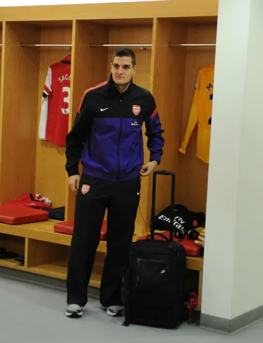 Framed Print : Arsenal's Vito Mannone Prepares for Arsenal v Fulham in the Premier League, 2012-13