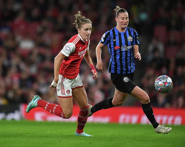 Arsenal's Vivianne Miedema Faces Pressure from FC Zurich's Julia Stierli in UEFA Women's Champions League Clash