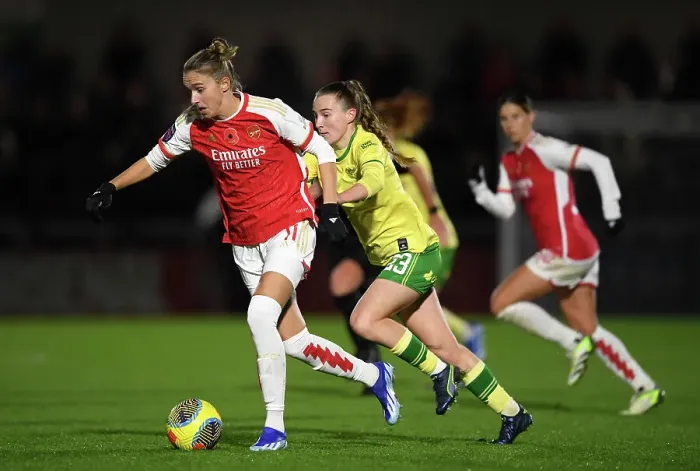 Framed Print : Arsenal's Vivianne Miedema Fights Past Bristol City Defender in FA Women's Continental Tyres League Cup Match