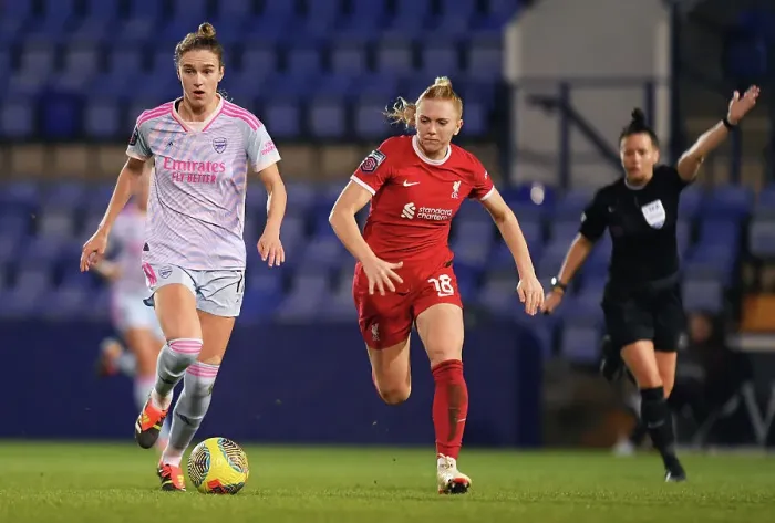 Framed Print : Arsenal's Vivianne Miedema Goes Head-to-Head with Liverpool in Women's Super League Showdown