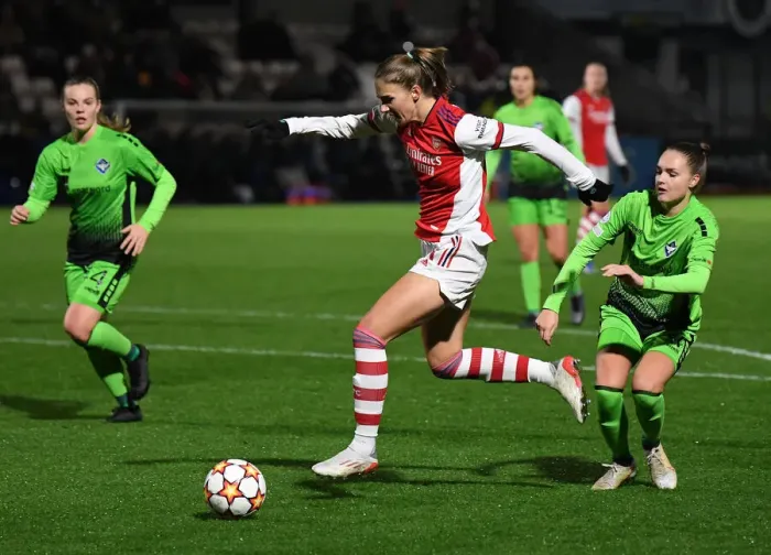 Framed Print : Arsenal's Vivianne Miedema Outmaneuvers HB Koge's Selma Svendsen in UEFA Women's Champions League Clash Framed Print : Arsenal's Vivianne Miedema Outmaneuvers HB Koge's Selma Svendsen in UEFA Women's Champions League Clash