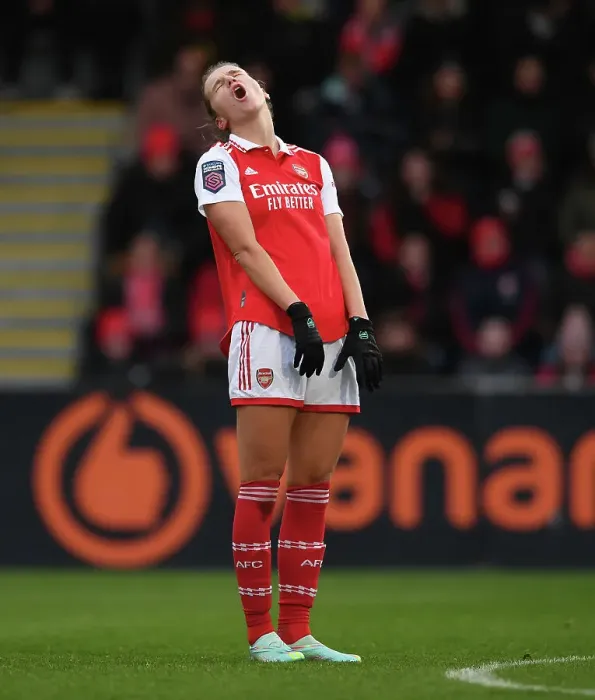 Framed Print : Arsenal's Vivianne Miedema Shines in Women's Super League Clash Against Everton