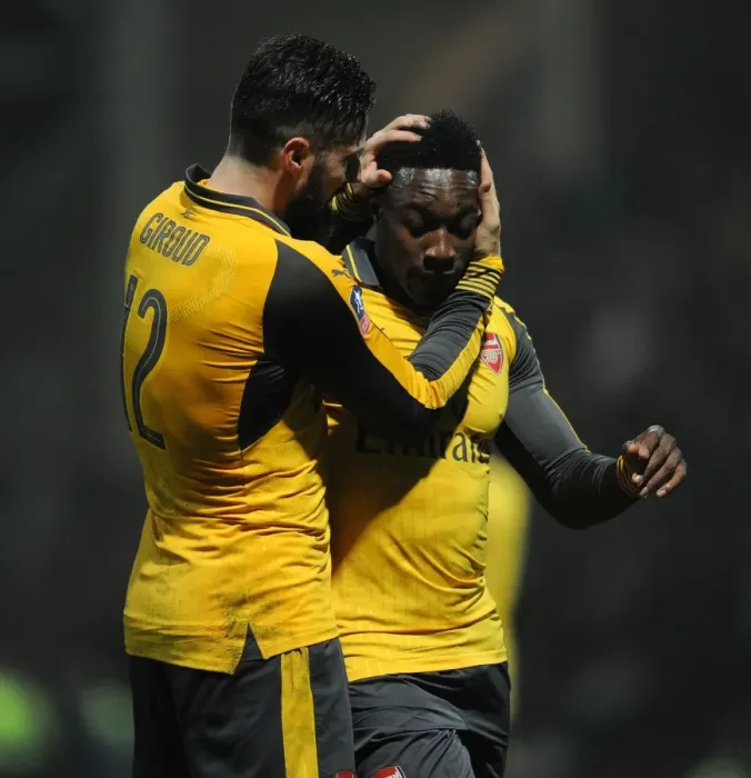 Framed Print : Arsenal's Welbeck and Giroud in Action against Preston North End in FA Cup Third Round