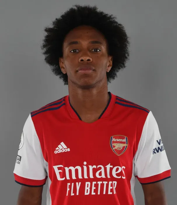 Framed Print : Arsenal's Willian at 2021-22 Team Photocall Framed Print : Arsenal's Willian at 2021-22 Team Photocall