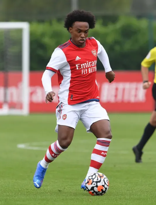 Framed Print : Arsenal's Willian in Action: Arsenal vs Millwall Pre-Season Match (2021) Framed Print : Arsenal's Willian in Action: Arsenal vs Millwall Pre-Season Match (2021)