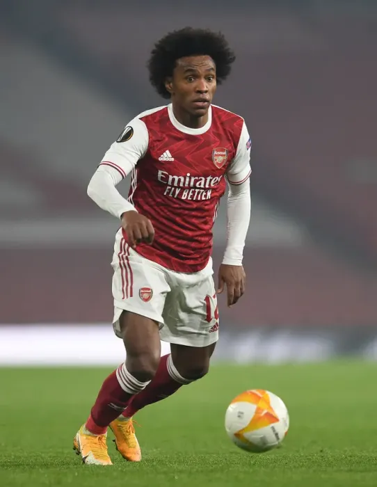Framed Print : Arsenal's Willian Faces Off Against Molde in Europa League Group Stage