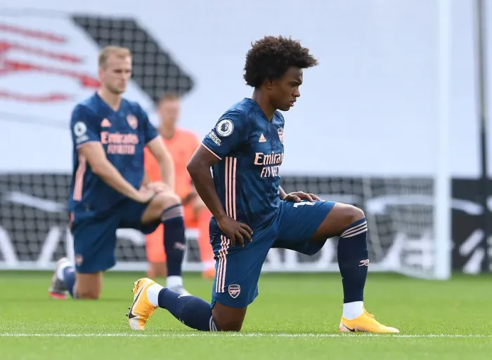 Framed Print : Arsenal's Willian Kneels During Fulham Match in Premier League 2020-21 Framed Print : Arsenal's Willian Kneels During Fulham Match in Premier League 2020-21