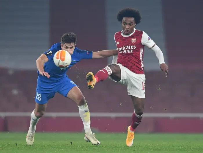 Framed Print : Arsenal's Willian Scores Past Molde's Haugen in Europa League Clash