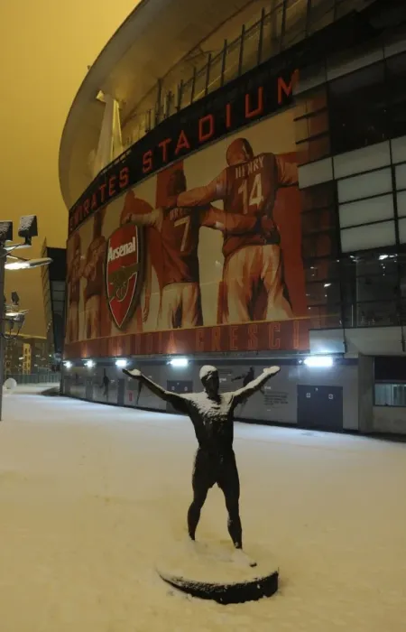 Framed Print : Arsenal's Winter Showdown at the Snowy Emirates: Arsenal vs. Blackburn Rovers, Premier League