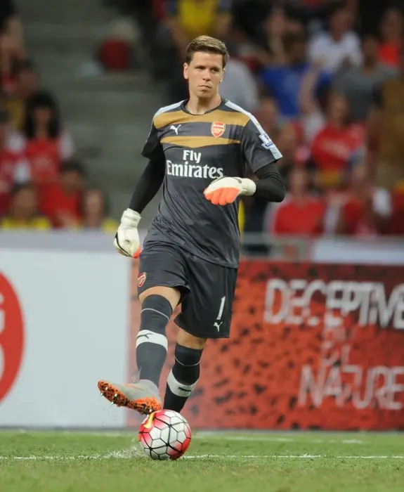 Framed Print : Arsenal's Wojciech Szczesny in Action against Singapore XI at the Singapore National Stadium (July 15, 2015) Framed Print : Arsenal's Wojciech Szczesny in Action against Singapore XI at the Singapore National Stadium (July 15, 2015)