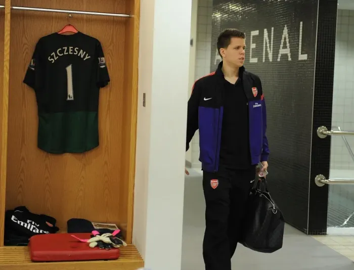 Framed Print : Arsenal's Wojciech Szczesny Before Arsenal v West Ham United, Premier League 2012-13 Framed Print : Arsenal's Wojciech Szczesny Before Arsenal v West Ham United, Premier League 2012-13