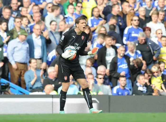 Framed Print : Arsenal's Wojciech Szczesny Faces Off Against Chelsea at Stamford Bridge (2014-15 Premier League)