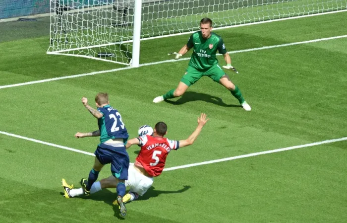Framed Print : Arsenal's Wojciech Szczesny Saves from Sunderland's James McClean at Emirates Stadium