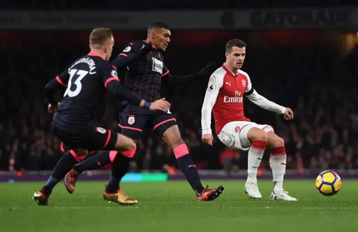 Framed Print : Arsenal's Xhaka Fends Off Huddersfield Duo Welbeck, Hadergjonaj