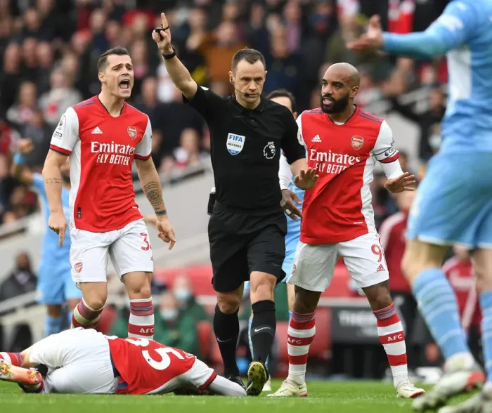 Framed Print : Arsenal's Xhaka and Lacazette Confer with Referee during Arsenal vs Manchester City (2021-22) Framed Print : Arsenal's Xhaka and Lacazette Confer with Referee during Arsenal vs Manchester City (2021-22)