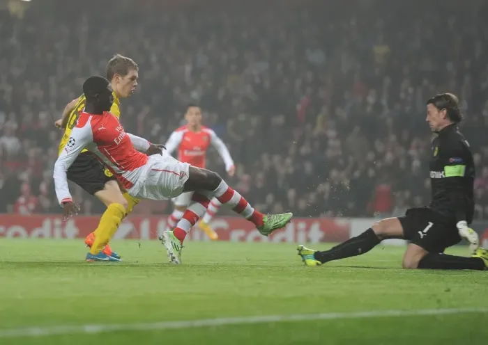 Framed Print : Arsenal's Yaya Sanogo Scores Thriller Against Borussia Dortmund in 2014-15 Champions League